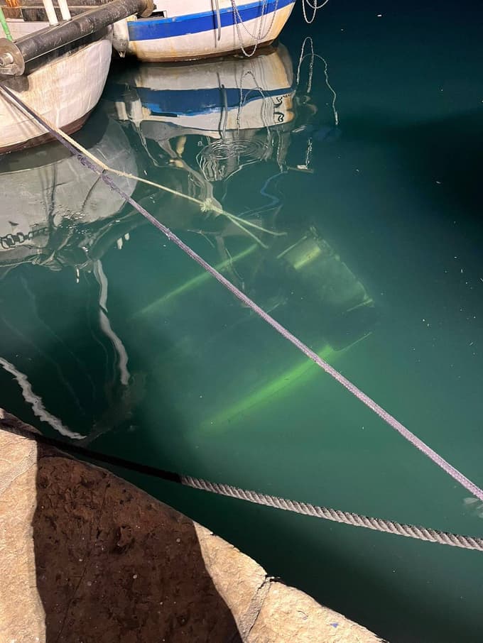 (FOTO) Nočna akcija na Krku: Gasilci so iz morja potegnili osebni avtomobil