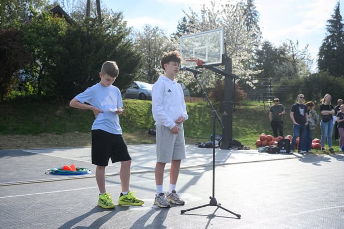 (FOTO) V Pekrah odprli novo košarkarsko igrišče za mlajše