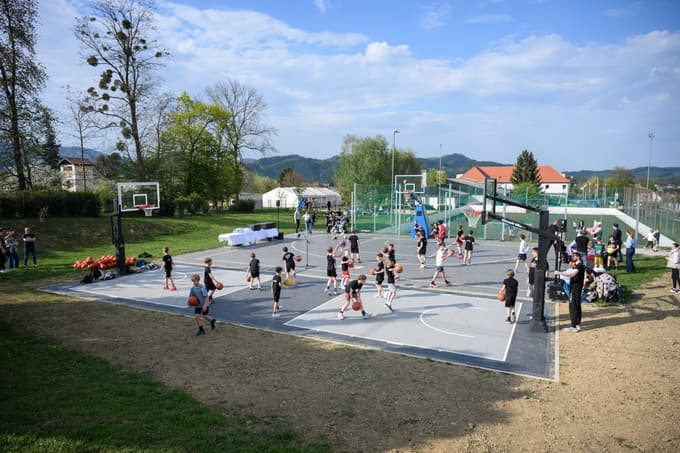 (FOTO) V Pekrah odprli novo košarkarsko igrišče za mlajše