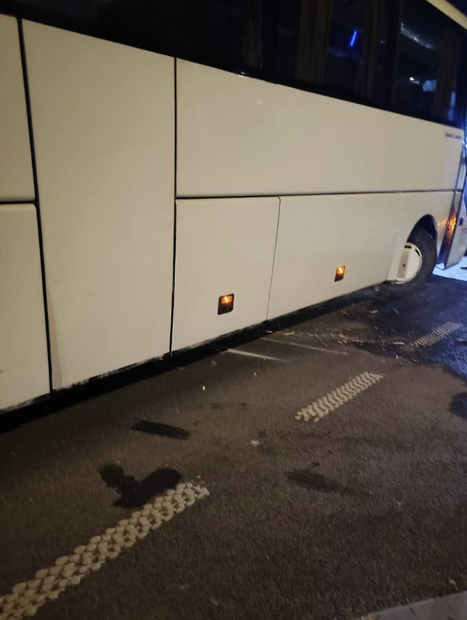 (FOTO) Sredi noči avtobus obračal in nasedel, tako je potekala intervencija ...