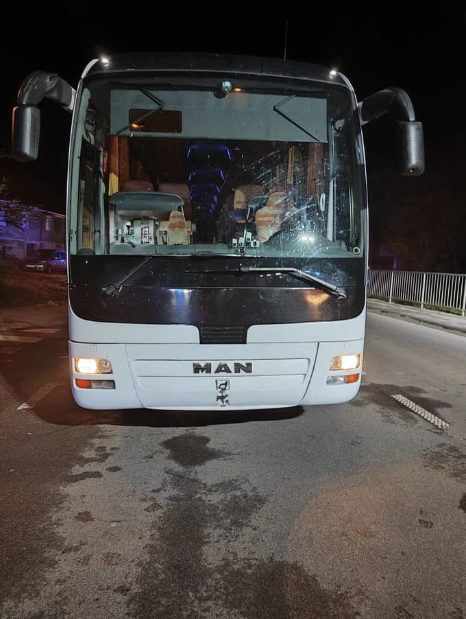 (FOTO) Sredi noči avtobus obračal in nasedel, tako je potekala intervencija ...