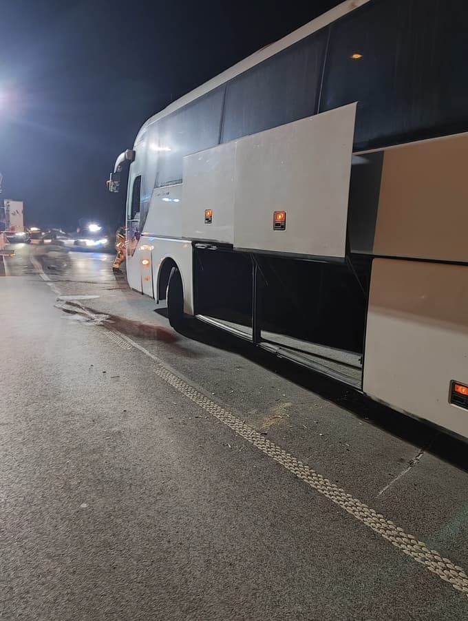 (FOTO) Sredi noči avtobus obračal in nasedel, tako je potekala intervencija ...