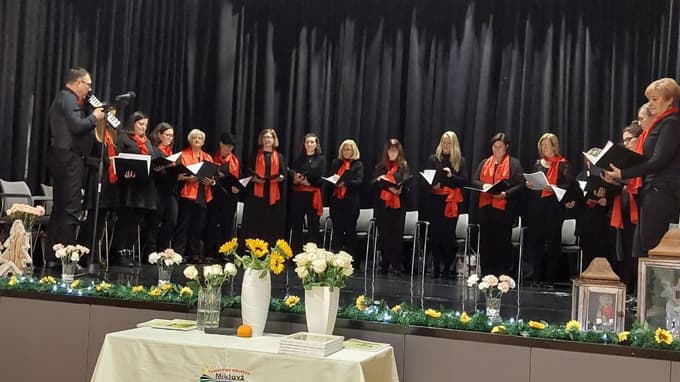 V zboru seda poje 24 članic.