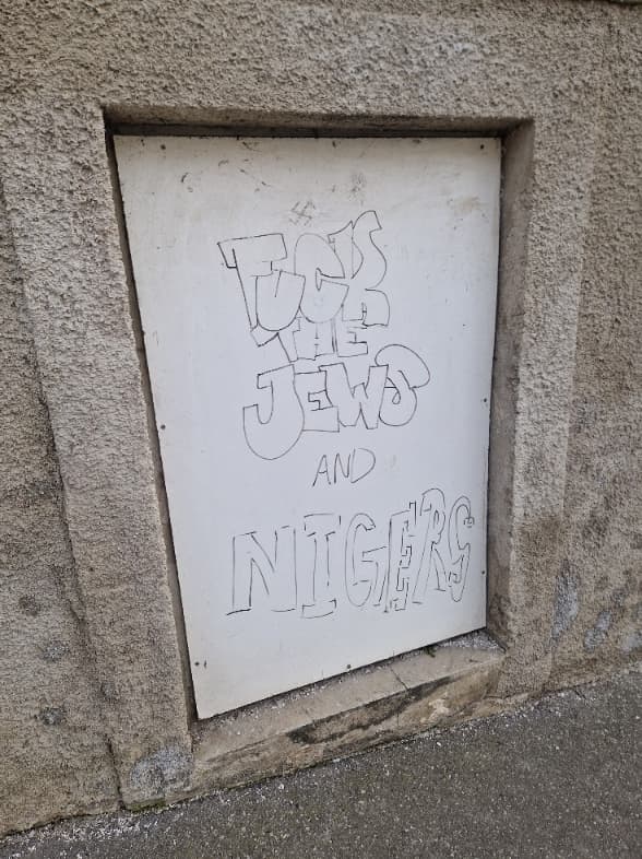 Vandalizirana stavba - nevarnost tovrstne tolerance in ignorance je ogromna, saj v družbi spodbuja nasilje.