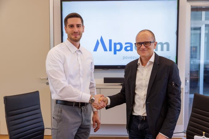 Več kot 25.000 panelov in baterija: V Anhovem nastaja največja sončna elektrarna v državi