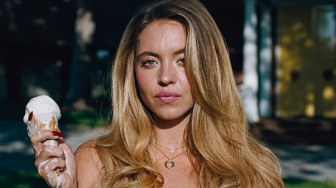 Glavni razlog so izjemno eksplicitni prizori v tretji sezoni priljubljene serije Euforija, kjer igra lik Cassie Howard.