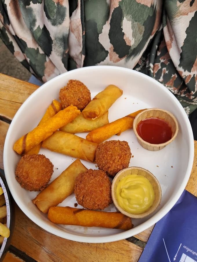 Prigrizek po nizozemsko. Ocvrte sirove kroglice z govedino in spomladanski zvitki, slednji v spomin na nekdanje nizozemske kolonije.