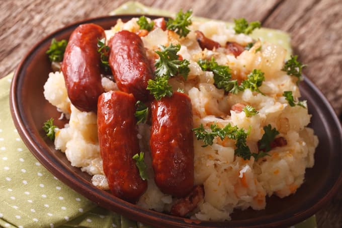 Tipično nizozemsko - klobasa rookworst na pire krompirju z vmešano zelenjavo, pogosto je to ohrovt.