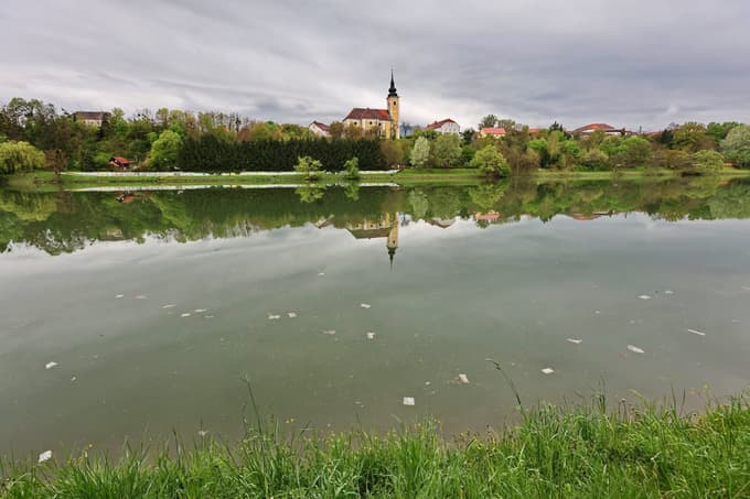 (FOTO in VIDEO) Fekalije v Dravi? Velik izliv nesnage v Mariboru. Kaj odgovarjata občina in policija?