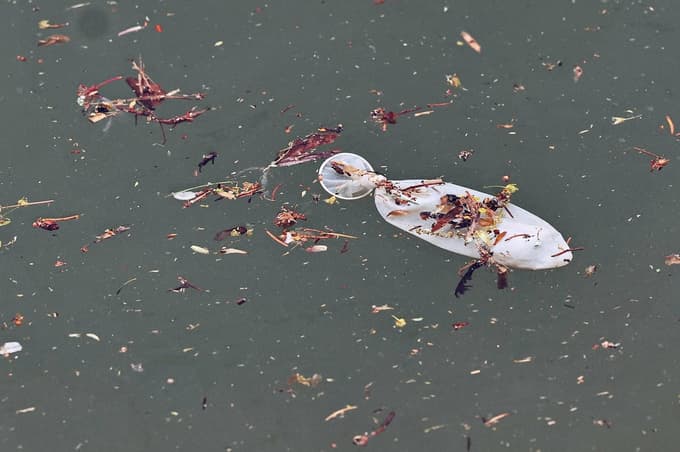 (FOTO in VIDEO) Fekalije v Dravi? Velik izliv nesnage v Mariboru. Kaj odgovarjata občina in policija?