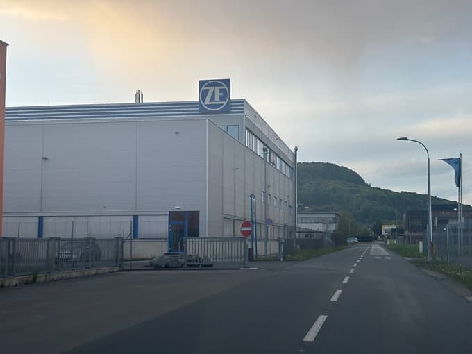 Naš sogovornik, ki je kot agencijski delavec v podjetju zaposlen že več kot dve leti, opozarja, da je dela sicer dovolj.