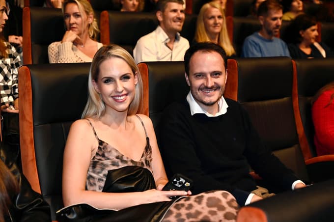 Vsi okoli Blaža zamujajo. Tudi njegova Lara Medved.