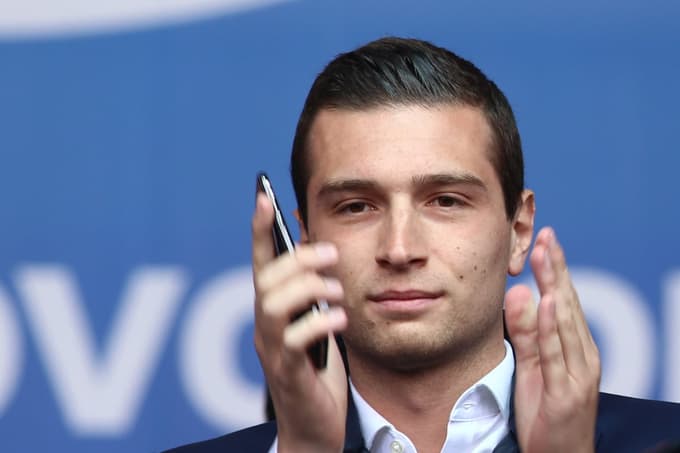 Jordan Bardella zadnje čase priteguje veliko pozornosti. Iz več razlogov. 