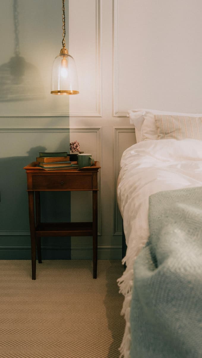 Kak starinski kos je več kot dobrodošel. In ne pozabite na preprosto, a zanimivo luč, ki predstavlja dušo skandinavskega opremljanja.