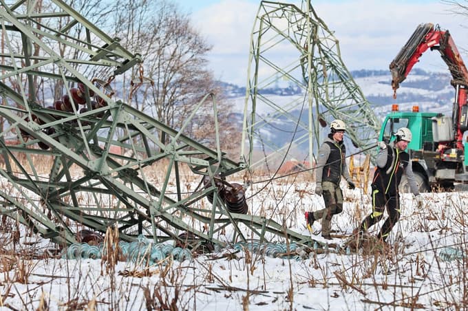 Pod težo snegoloma in vetroloma padajo ne samo starejši ali dotrajani leseni drogovi, temveč tudi novejši leseni, betonski in celo jekleni drogovi, pojasnjujejo v Elektru Maribor.
