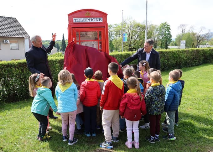 Po nastopu so otroci pomagali županu in direktorju Marproma otvoriti govorilnico