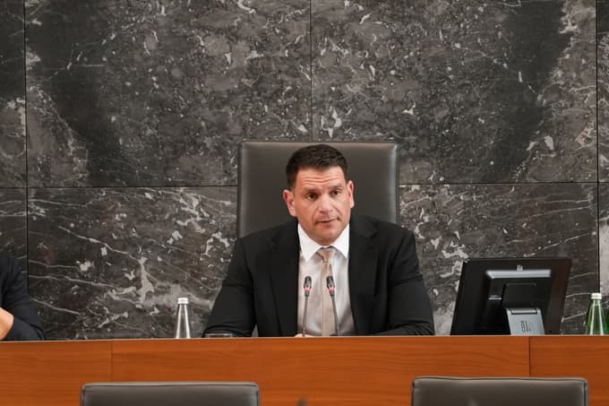 (VIDEO) V Svobodi, SD in Levici obstruirali del prve seje, ki jo je vodil Stevanović. Sajovic: "Pa ne nam afen guncat"