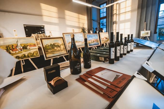 Na dražbi so bili na ogled in za licitacijo na voljo umetniška dela, izdelki umetnostnih obrti, pa tudi kakovostna vina iz Haloz.