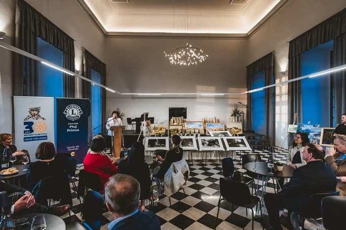 Na dražbi, kjer so ponujali umetniška dela, fotografije in vina, so zbrali 11.000 evrov, kar predstavlja približno dve tretjini sredstev za nakup klavirja, namenjenega koncertni dejavnosti v prenovljeni viteški dvorani.