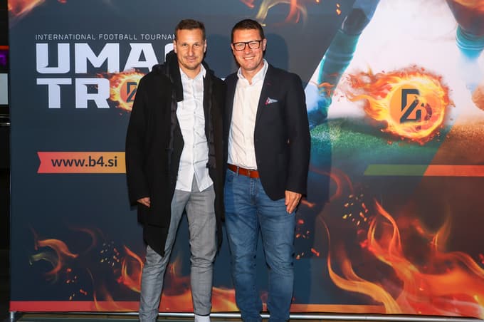 Timotej Krajnc s Sebastijanom Harcem, direktorjem nogometne šole NK Maribor. Slednji je tradicionalni udeleženec tekmovanja, ki se začne pozno pozimi in konča zgodaj pomladi.