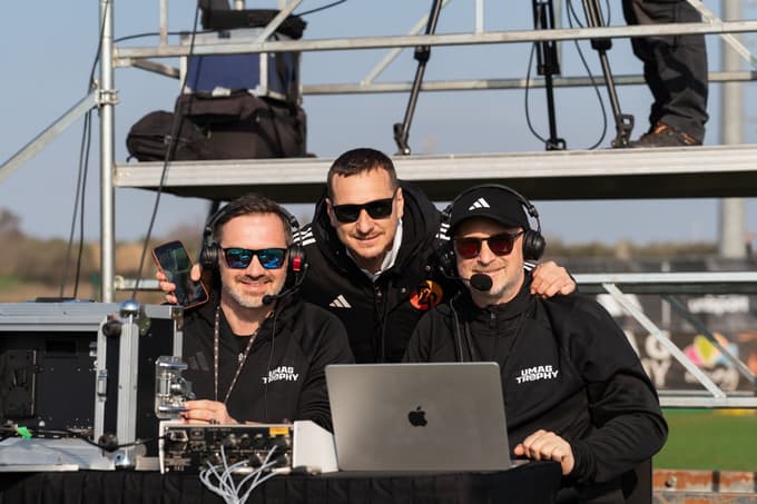 V družbi z reporterjema, ki prenašata zaključne tekme. Desno je Anže Bašelj iz športnega programa TVS, levo Srečko Ferlež, ki z ekipo Umag Trophy dela od prvega turnirja.