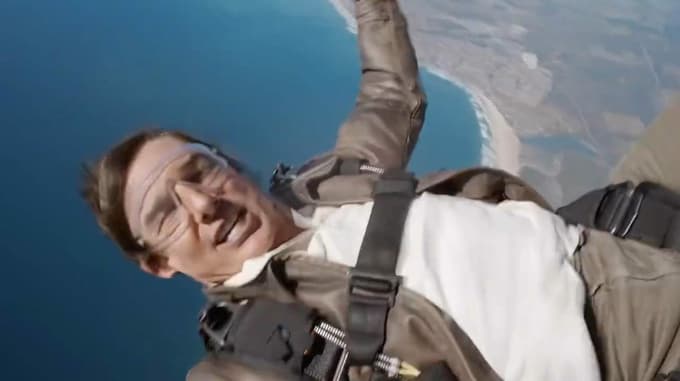 Zaljubljen v nebo. Leta 2022 se je Tom Cruise oboževalcem za podporo pri filmu Top Gun: Maverick zahvalil med skokom s padalom. 