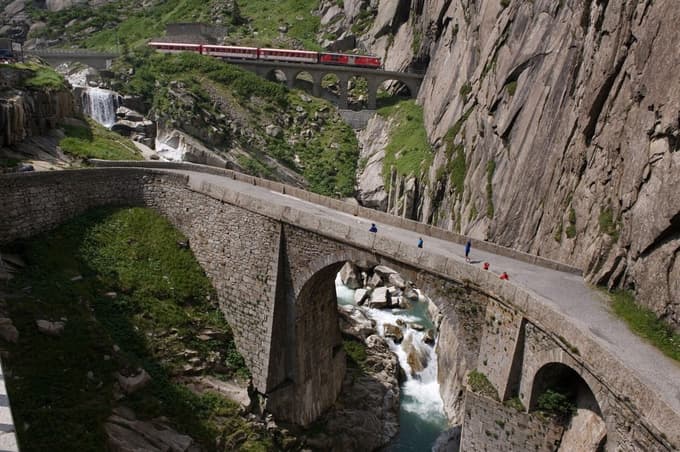 Legenda pravi, da je most zgradil sam hudič, potem ko domačini niso znali premagati nevarne soteske – v zameno naj bi zahteval dušo prvega, ki bo prečkal most. 