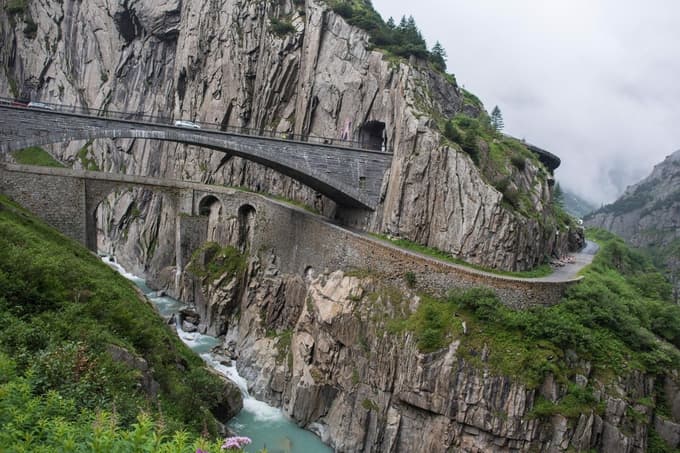 Prebrisani domačini so hudiča pretentali tako, da so čez most najprej poslali kozo, kar naj bi ga tako razjezilo, da je skušal most uničiti z ogromno skalo. 