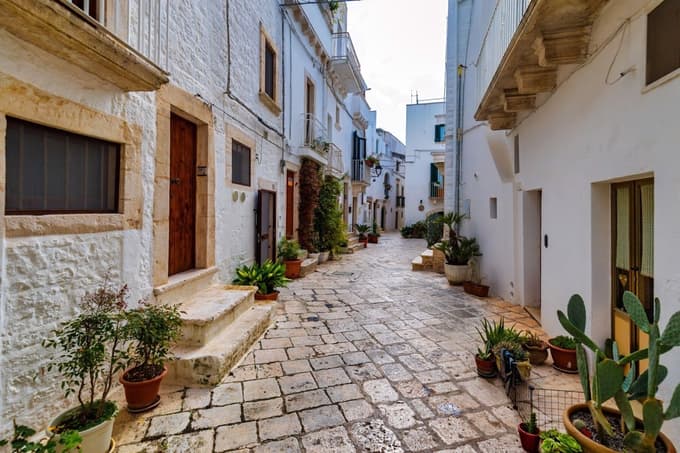 Ime pomeni "okrogli kraj", saj je staro mestno jedro zgrajeno v krožni obliki na vrhu hriba. 