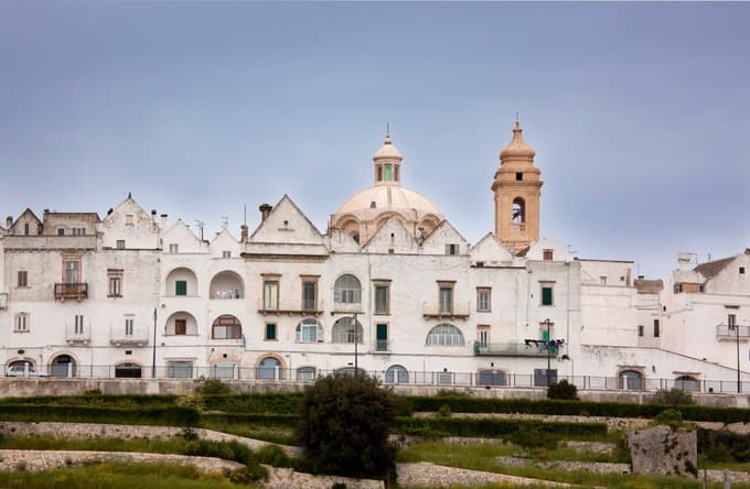 Značilne so bele hiše z nagnjenimi strehami iz sivih kamnitih plošč, imenovanih cummerse, ki dajejo mestu pravljičen videz. 