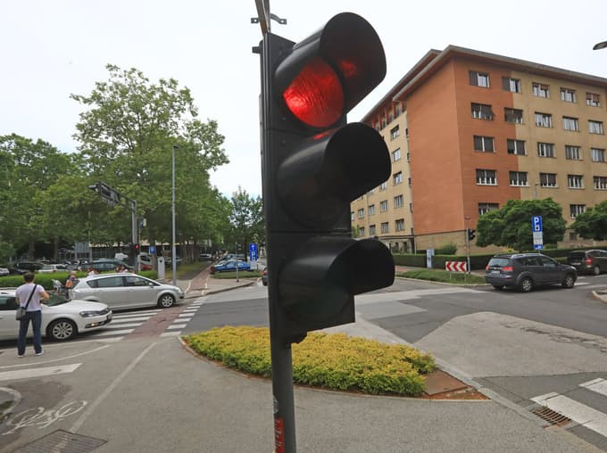 Rdečo luč je občina Nigradu prižgala tudi pri cenah vzdrževanja semaforskega sistema