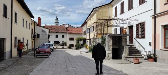 Vipavski Križ je lepo obnovljen, z novimi tlakovanimi površinami v središču, kjer je trg.