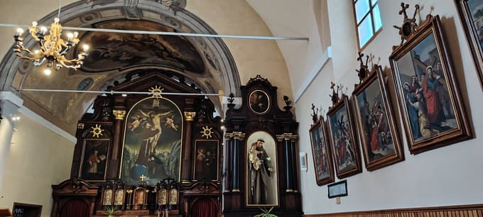 Oltar s slikami križevega pota v župnijski cerkvi Svetega Križa ob kapucinskem samostanu
