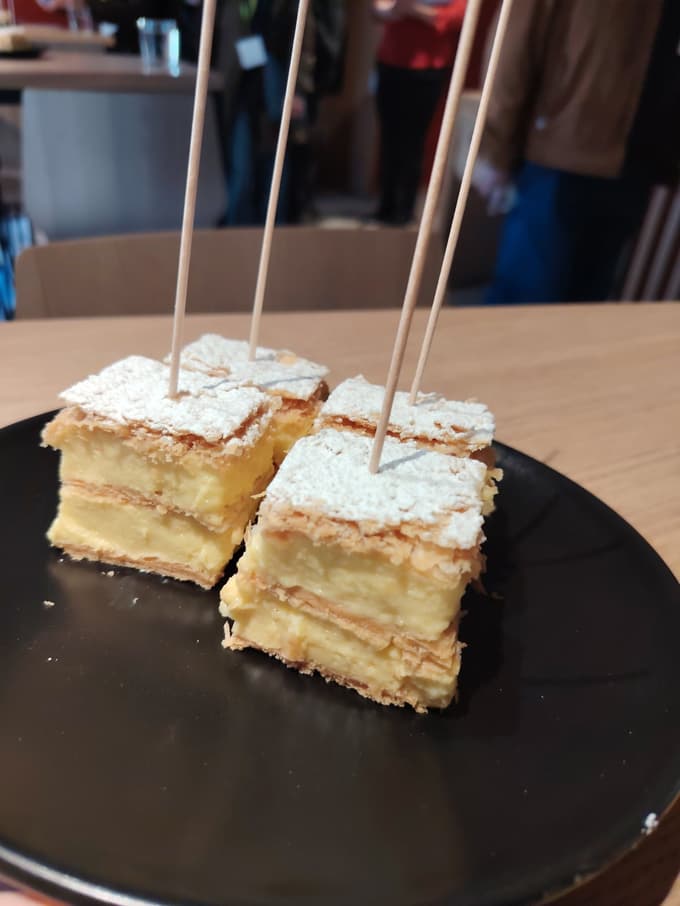 Pašta krema pravijo domačini kremni rezini brez smetane, ki velja za lokalno specialiteto.