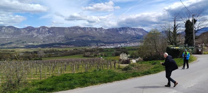 Med pohodom Obelix se odpirajo lepi pogledi na pokrajino, posajeno z vinogradi, na (industrijsko) Ajdovščino in hribe nad njo.