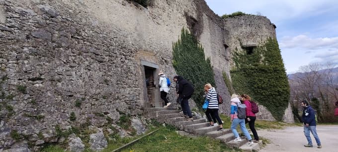 Skozi ohranjen del obzidja gradu v Vipavskem Križu do središča naselja, ki je umeščen na vrh hriba nad dolino