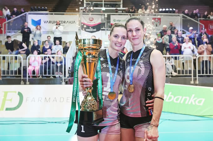 Poslavljata se z odbojkarskih igrišč: Iza Mlakar (levo) in Sara Hutinski.