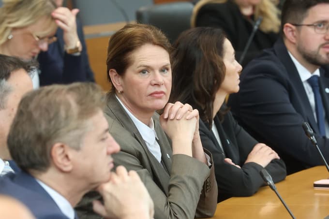 Ministrica Alenka Bratušek opravlja še tekoče posle