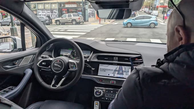 Marsikdo reče, da bi ga bilo strah, če za volanom vozečega vozila ne bi sedel človek. Nas ni bilo.