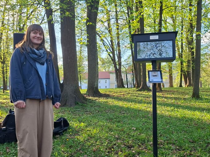 Nina Naveršnik ob galeriji Frida v grajskem parku