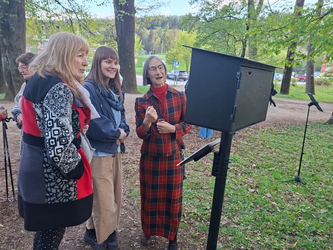 Nina Naveršnik z obiskovalkama z otvoritve razstave