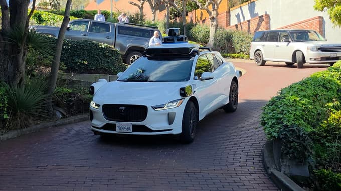 Robotskega taksija Waymo ni strah zapeljati niti po Lombard Streetu, najbolj vijugasti ulici na svetu.