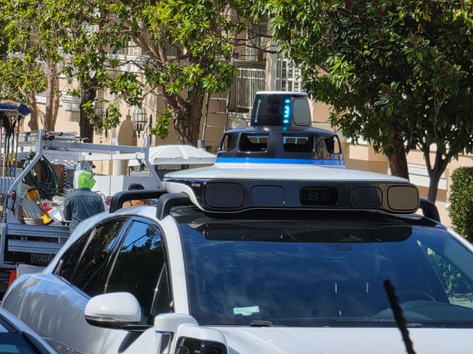 Ko se waymo ustavi, da bi iz njega izstopili ali vanj vstopili potniki, se na strehi avtomobila prikaže signal pešca.