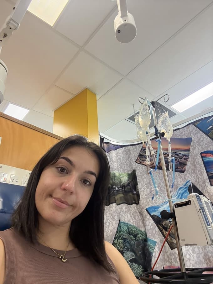 Po večmesečni negotovosti je končno začela zdravljenje. Trenutno je zaključila prvega od šestih ciklov kemoterapije.