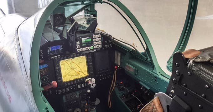 Nekaj srbskih orlov je pred leti dobilo sodobno avioniko z zasloni,
a tehnično jih že pošteno najeda zob časa in letijo le še v Srbiji.