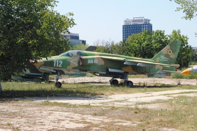 Romunski IAR-93 je bil precej slabše opremljen z avioniko, ker je Romunija pripadala vzhodnemu bloku in ni imela dostopa do zahodne tehnike kot Jugoslavija.