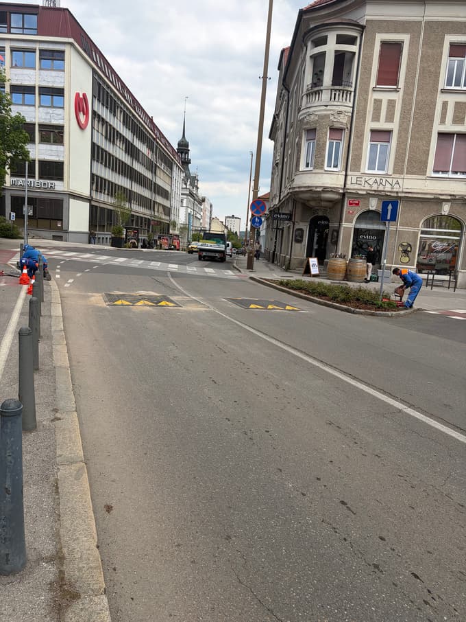 Konec dirkanja? Na območju Glavnega trga v Mariboru postavili hitrostne ovire