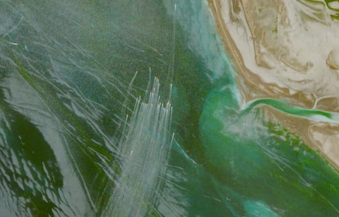 Satelitski posnetek, ki naj bi prikazoval več kot 30 iranskih hitrih vojaških čolnov pri Hormuški ožini.