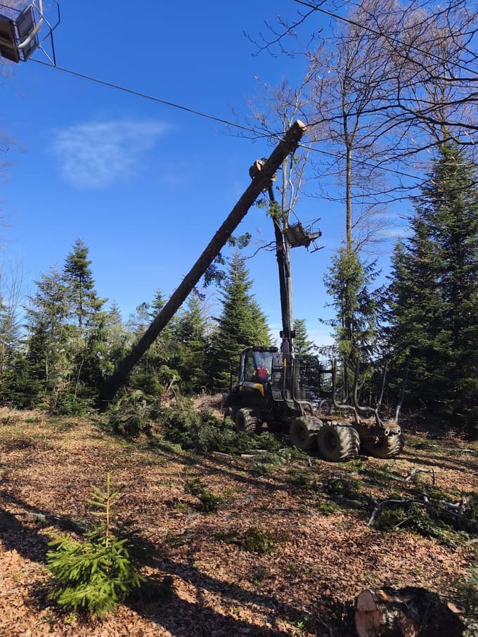 Mariborsko Pohorje: Večja veja padla na sedežnico Stolp