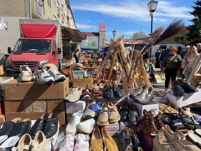 Kljub živahnemu utripu prodajalci opozarjajo, da časi niso več takšni kot nekoč. Prodaja in obisk sta vsako leto manjša.